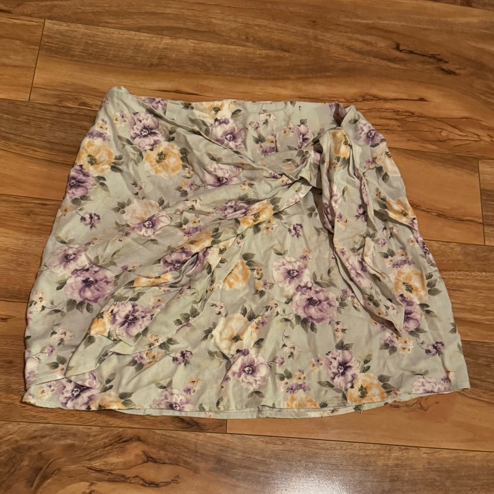 Francesca’s Miami Green Floral Mini Skirt with a Wrap Size M